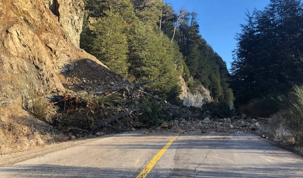 Impactante derrumbe cubrió toda la Ruta 40 entre Bariloche y El Bolsón