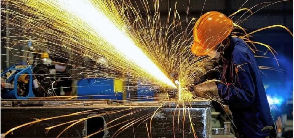 INDEC: la industria cayó 5% y la construcción 4,6% en julio frente a junio