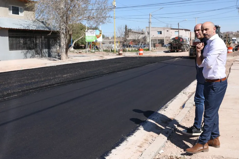 Comenzó a ejecutarse una nueva etapa del plan de asfalto urbano en Centenario