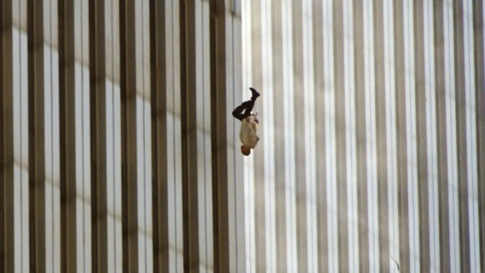 A 25 años del 11-S: ‘The Falling Man’, la imagen que retrató el horror de las Torres Gemelas
