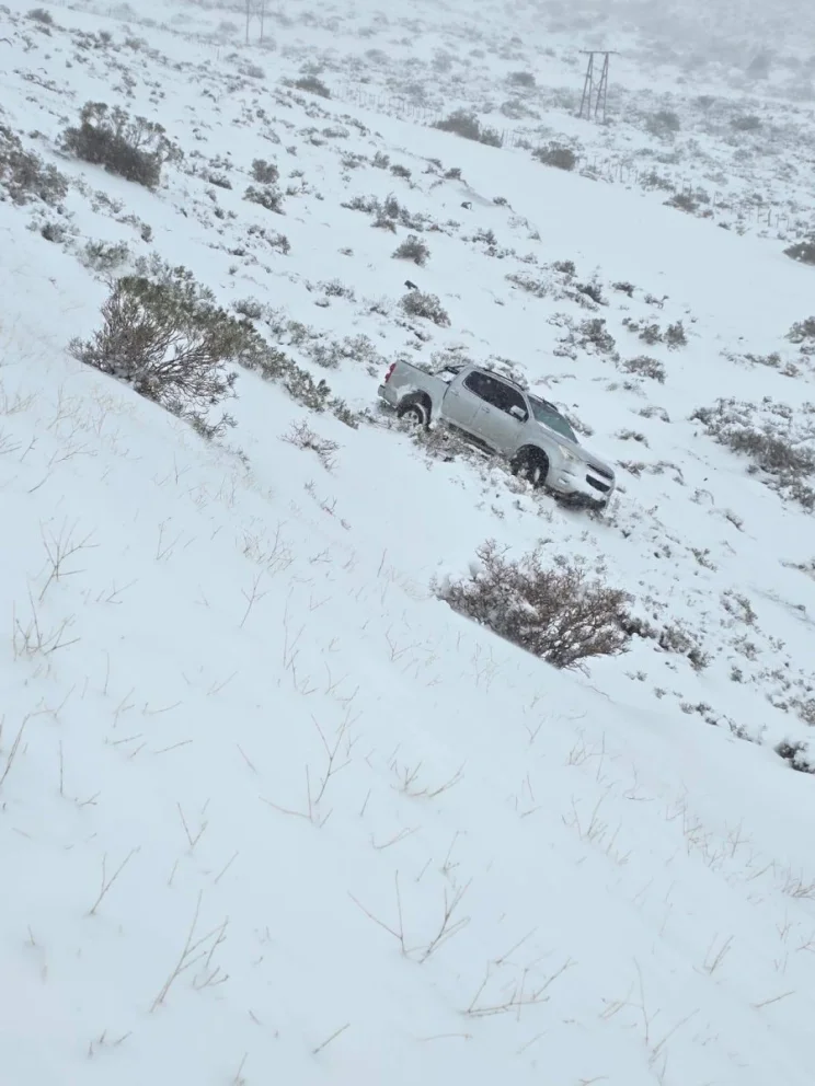 Nieve en Neuquén: una camioneta cayó 50 metros desde la Ruta 43