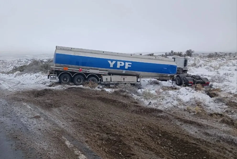 Zapala: un camión sufrió un siniestro en la zona de Laguna Blanca