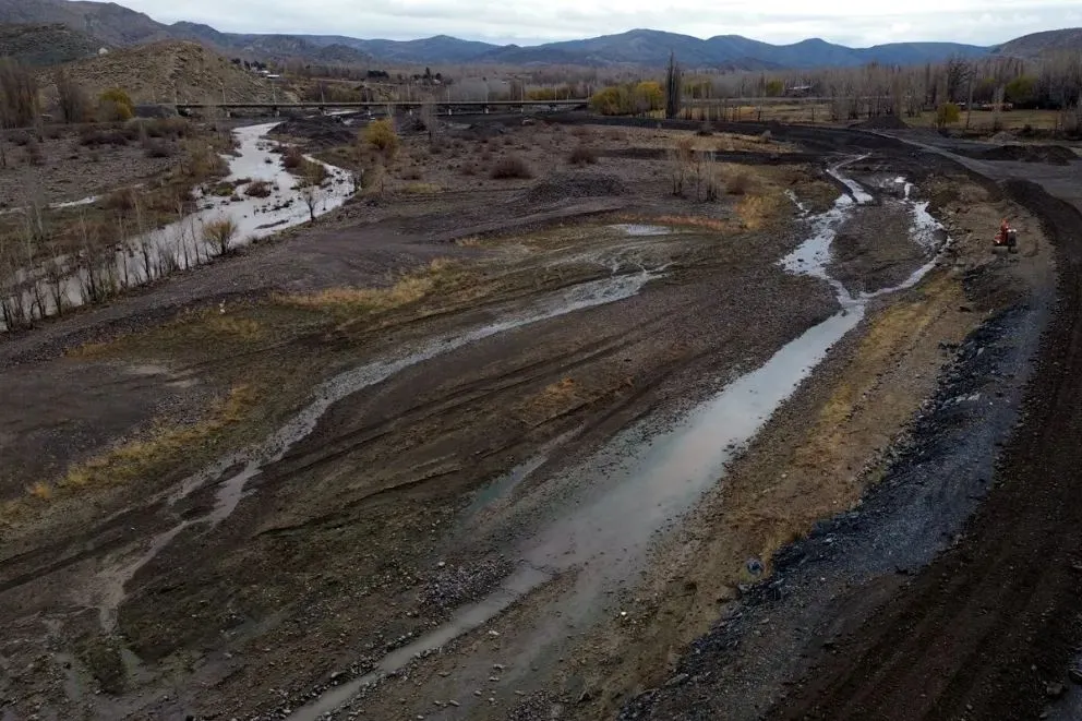 La Provincia amplía las obras de defensa sobre el río Curí Leuvú en Chos Malal