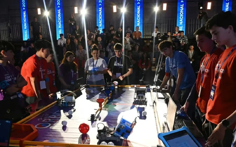 Estudiantes de todo el país llegan a Neuquén para competir en robótica