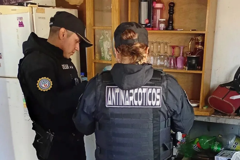Golpe al microtráfico en Centenario: tres demorados con cocaína, marihuana y armas