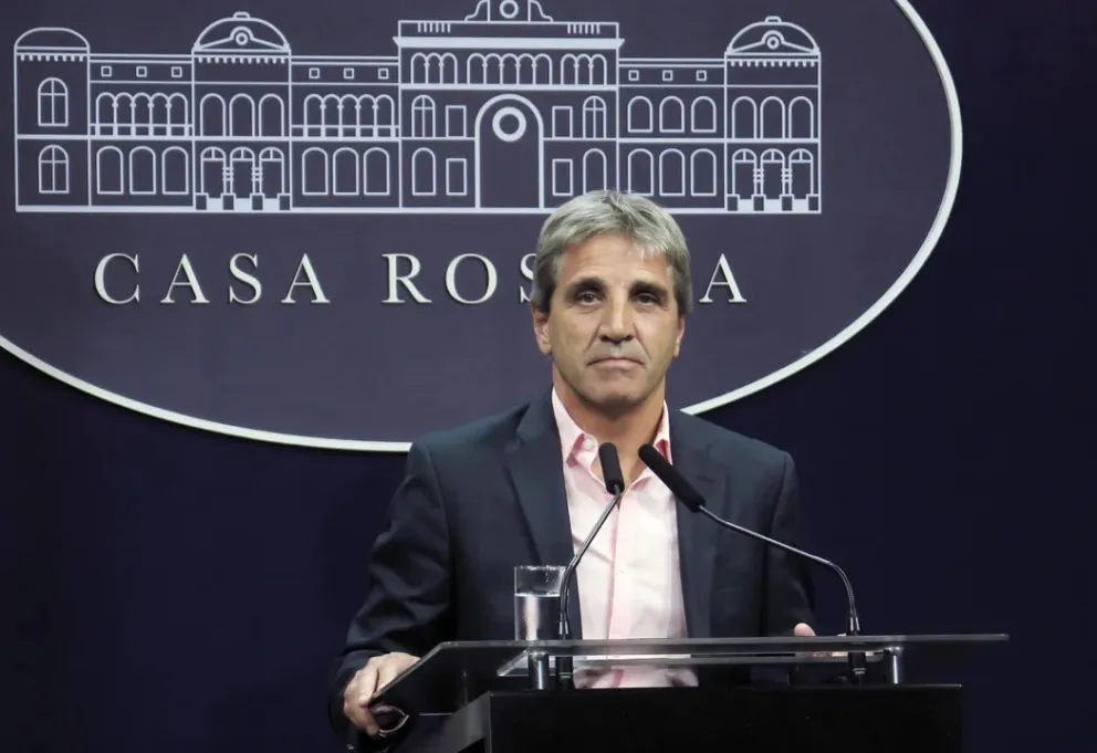 La semana de Luis “Toto” Caputo, cruzada por reclamos propios y ajenos