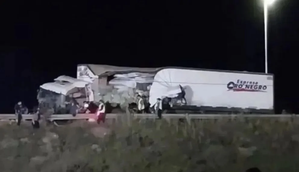 Ruta 22: un muerto y dos heridos tras un fuerte choque entre camiones