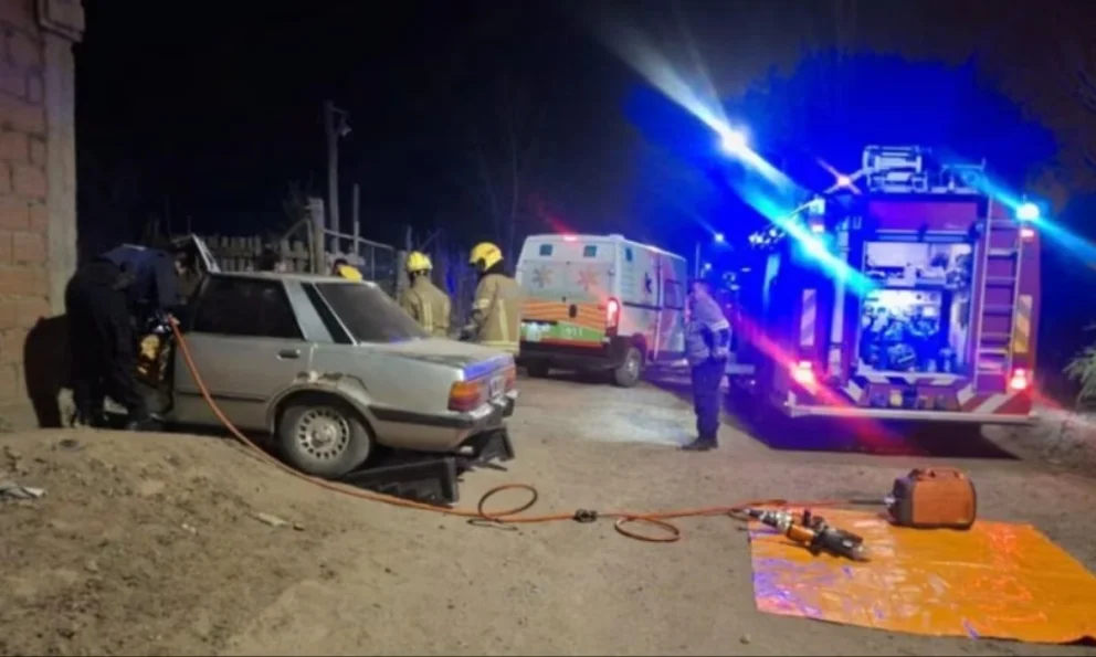 Un hombre fue rescatado tras chocar contra una vivienda en Cipolletti