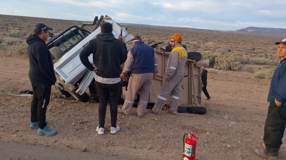 Ruta 22: un tráiler se balanceó y provocó el vuelco de una camioneta