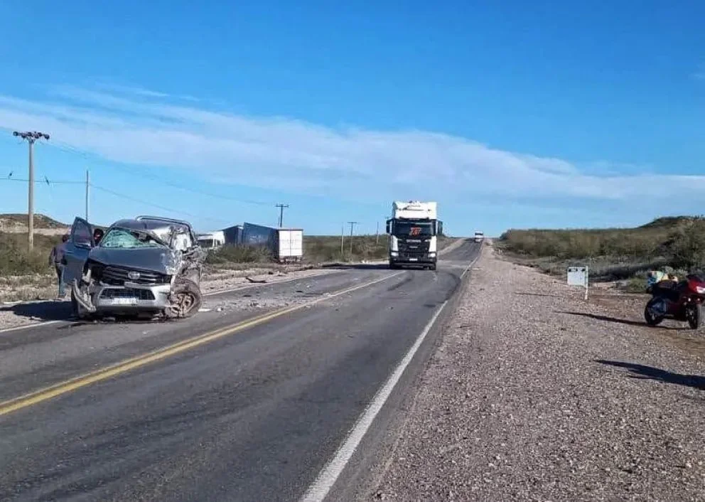Ruta 22: Bomberos rescataron a un conductor tras un choque con un camión de 30 metros
