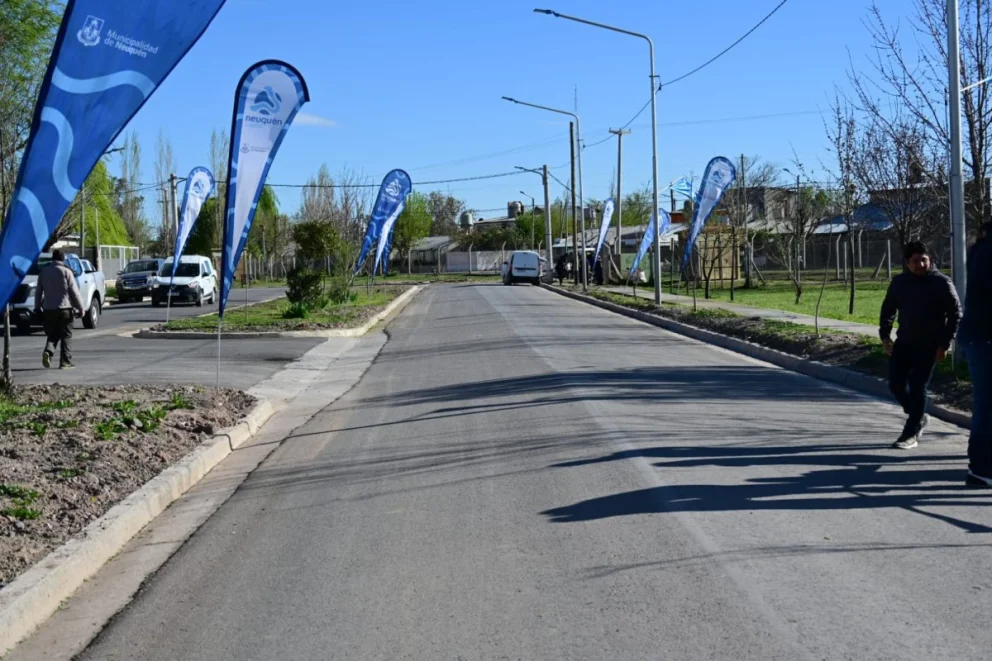 Asfalto en Neuquén: Valentina Sur suma 40 cuadras y arranca otras 70, con el pavimento total aún pendiente