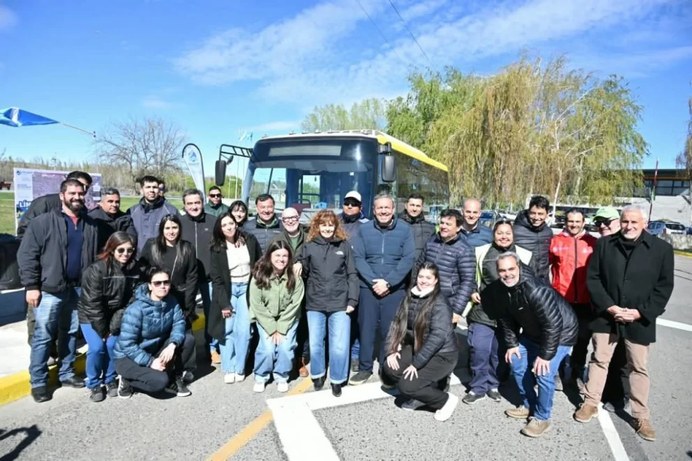 Neuquén: la línea 33 de buses eléctricos recorre el Paseo Costero y pasa cada 45 minutos