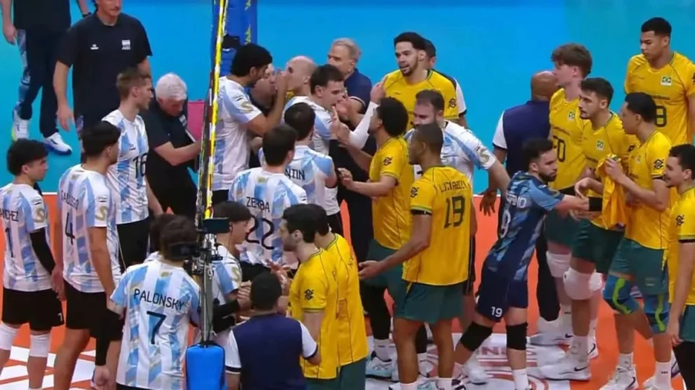 Final con escándalo: Brasil venció a Argentina en el Sudamericano de vóley y el cierre terminó a los empujones