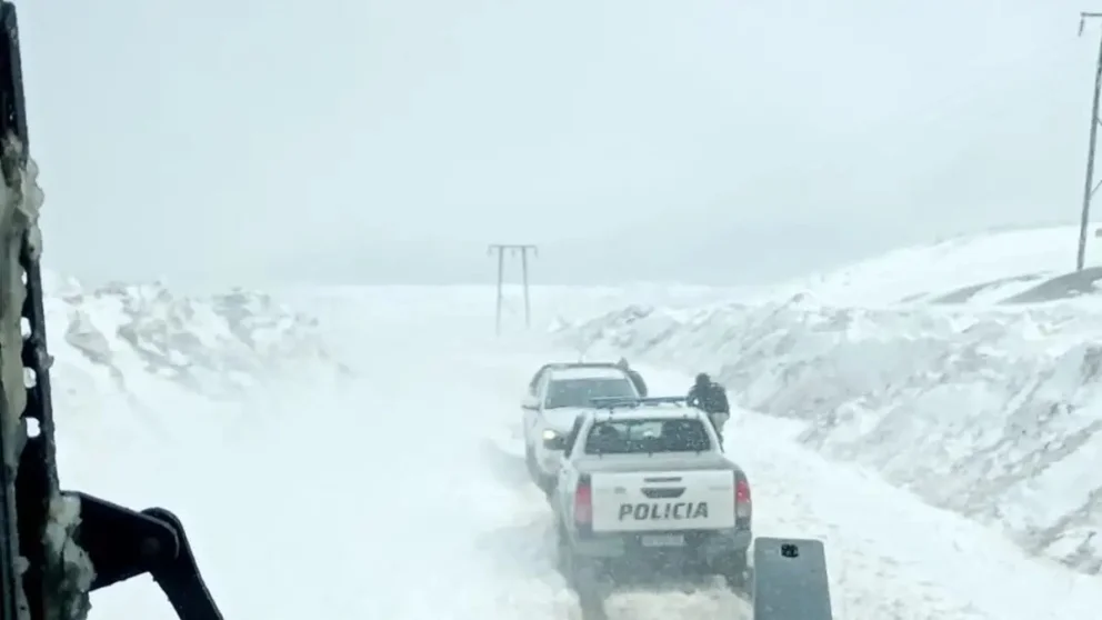 Rescataron a una familia atrapada por la nieve y el viento blanco en Primeros Pinos