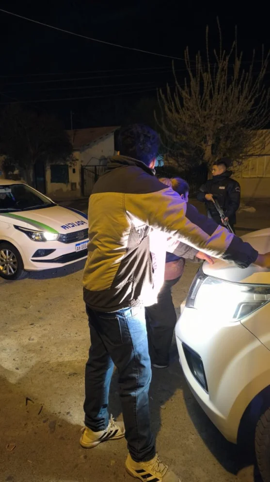 Asaltaron a un remisero que los llevó desde Neuquén a Allen: una pareja fue detenida