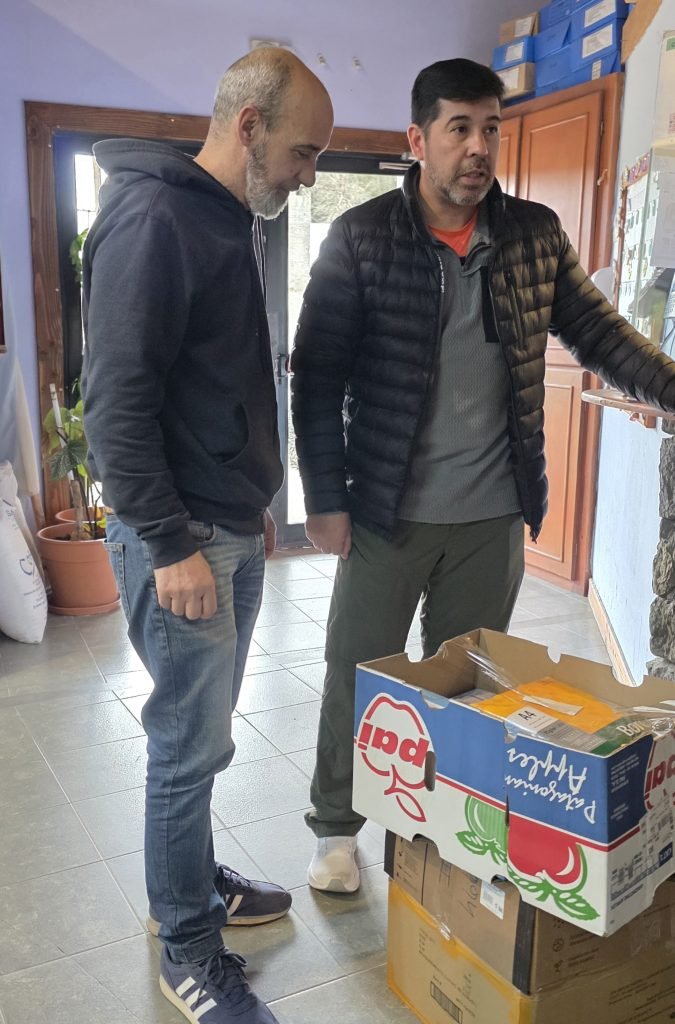 La Subsecretaría de Deportes  entregó material deportivo y de librería a instituciones de la localidad.