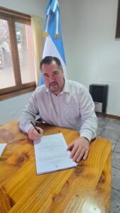 Javier Murer promulgó la ordenanza que habilita la obra de pavimento en el barrio Las Piedritas