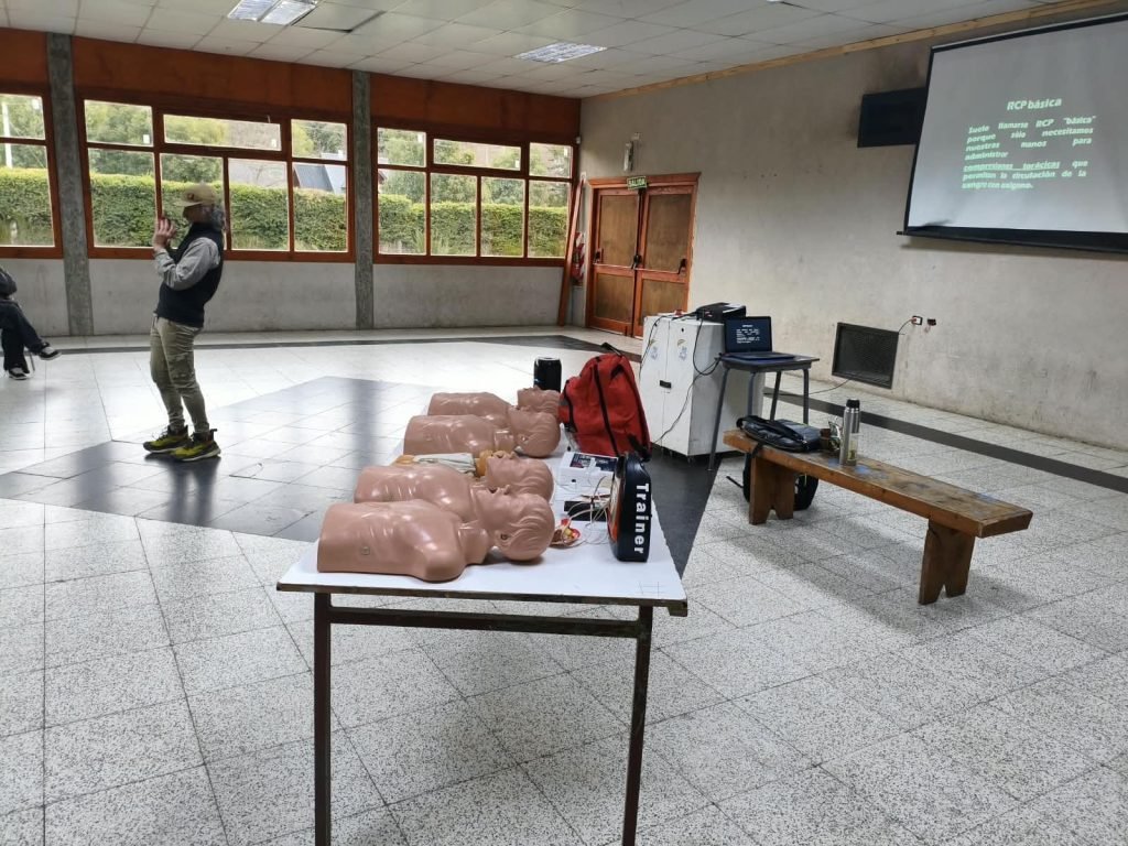 La Dirección de Protección Civil continúa fortaleciendo la capacitación en RCP y DEA en las instituciones educativas.