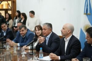 Javier Murer firmó un acuerdo con Rolando Figueroa para obras de agua, maquinaria e infraestructura en Villa La Angostura.