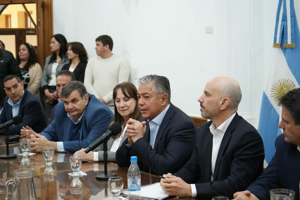 Javier Murer firmó un acuerdo con Rolando Figueroa para obras de agua, maquinaria e infraestructura en Villa La Angostura.