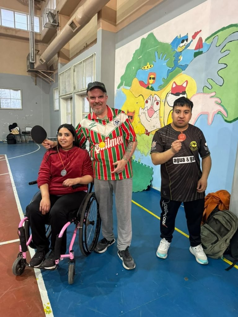 Los chicos del CET participaron de un encuentro de tenis de mesa en Bariloche.