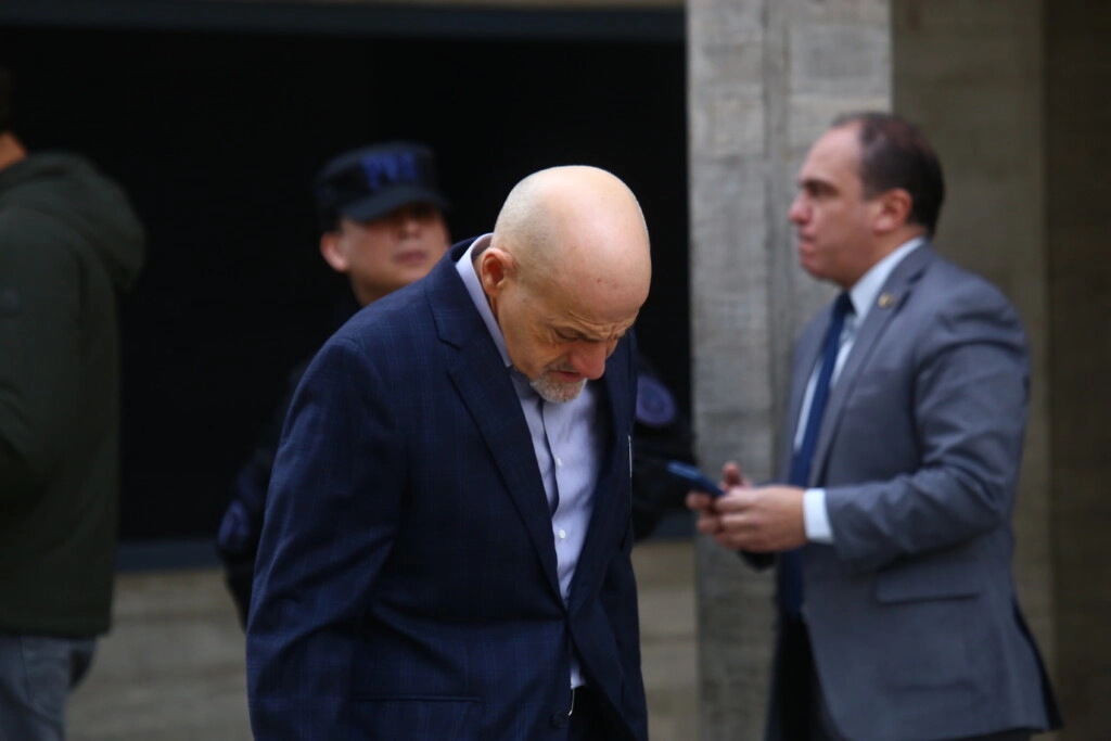El último adiós a Chiche Gelblung: las desgarradoras imágenes de su velorio, entre el llanto de familiares y famosos