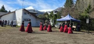 En una tarde con buena participación de público, Villa La Angostura celebró el Día del Bailarín Folklórico