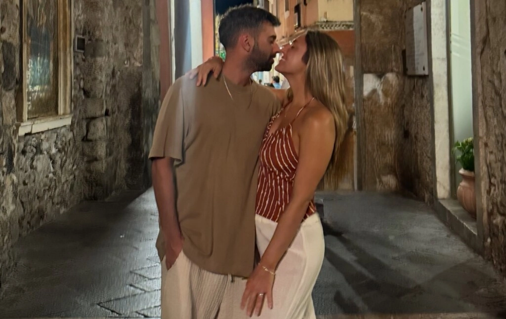 ¡Felicitaciones! Es una de las periodistas más lindas de la tele y sorprendió al contar que será mamá con su novio de la adolescencia: el emotivo anuncio al aire