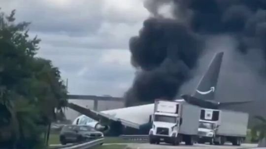 Un avión de carga de Amazon despistó en Miami, provocando al menos 5 muertos: cómo fue el accidente y cómo quedó la aeronave