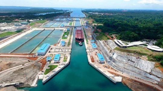 El canal de Panamá reduce el tránsito de buques por El Niño, y afecta al comercio mundial