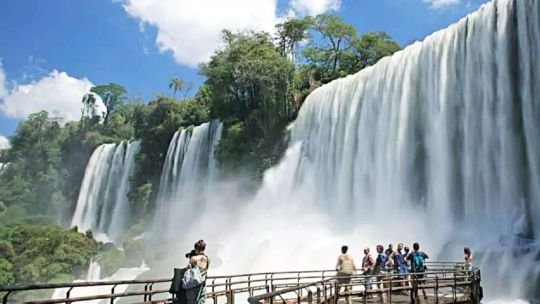 Misiones: Cataratas del Iguazú recibió al turista un millón “en un contexto nacional complejo”