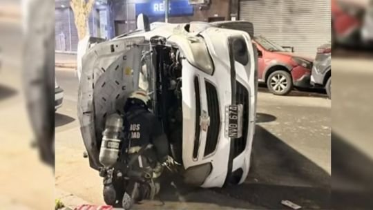 Triple choque y vuelco en Liniers: un auto embistió a otros dos estacionados y el conductor terminó hospitalizado