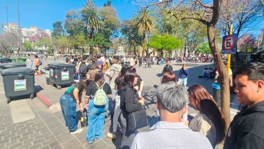 Fila de cinco cuadras de “esperanza” en el centro de Córdoba: hasta 10.000 personas buscaron trabajo en un día
