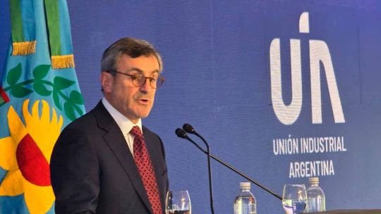 En medio de la crisis y ante el reclamo de la UIA, el Gobierno ensaya un plan soft para el rescate de la economía real