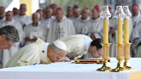 El papa León XIV celebró una misa ante 700.000 personas en París y llamó a “saciar la sed del corazón” en Cristo