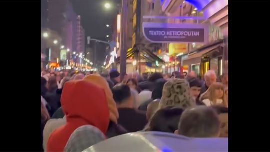 Batalla de los findes: Milei y Caputo defendieron el consumo con posteos de Avenida Corrientes