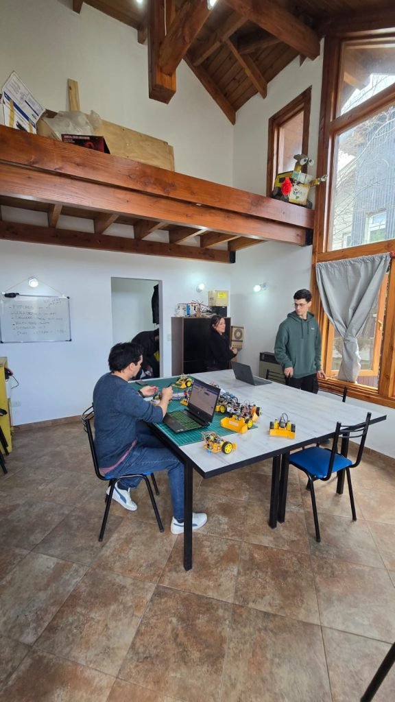 El Municipio Junto con el Fablab te invitan al Encuentro Regional Los Lagos del Sur de la Liga Robótica Neuquina 2026.