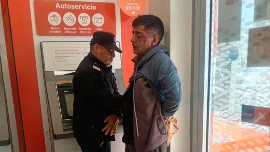 Así fue el intento de robo en un banco de Lomas del Mirador donde hubo tiros y un delincuente fue reducido por los clientes