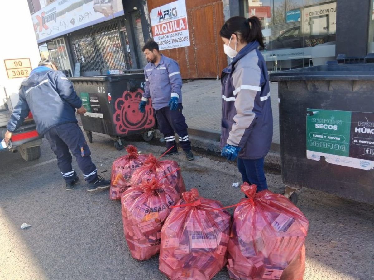 Investigan el descarte de 32 kilos de medicamentos en contenedores