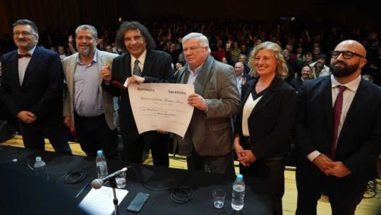 La UBA le entregó el Honoris Causa a Alejandro Dolina: “Las alegrías vienen acompañadas de una noble tristeza”
