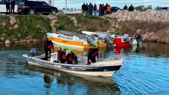 Drama en Laguna del Monte: cuatro pescadores se ahogaron al volcar su lancha y hay un desaparecido