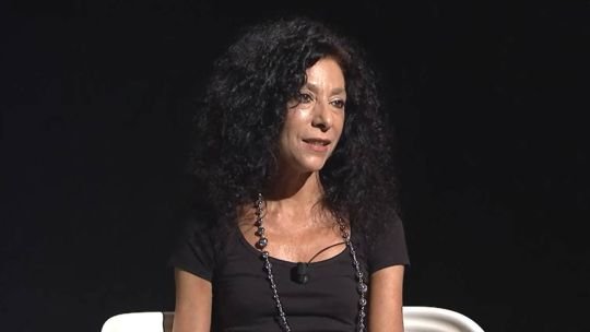 Leila Guerriero reflexiona sobre la locura del poder, el periodismo y la escritura