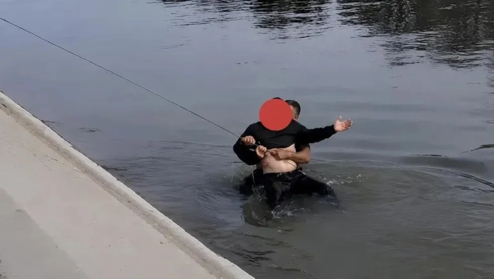 “Dejame en el agua”: un policía se tiró al canal y protagonizó un dramático rescate en Roca