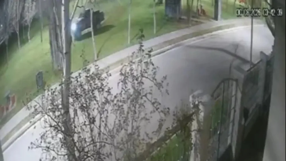 Grave: una camioneta ingresó a una plaza, hizo trompos y la policía busca al conductor