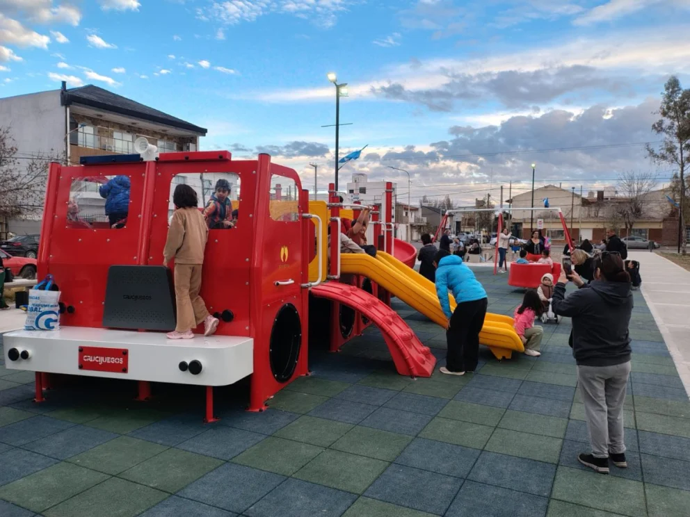 Neuquén inauguró un parque temático en homenaje a los Bomberos en el barrio Belgrano