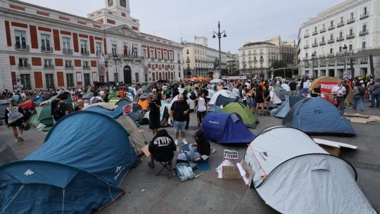 Madrid: unas 500 personas acamparon en la Puerta del Sol en reclamo por un decreto sobre vivienda