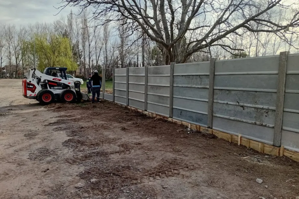 Se inició el cerramiento perimetral en el Jardín 27 de Valentina Sur