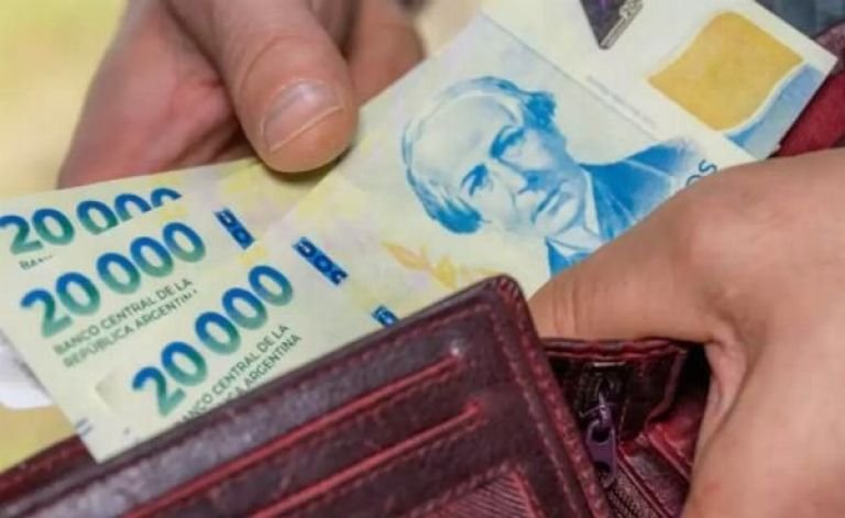 Más del 50% de los argentinos pertenece a la clase baja, con un salario promedio de  millón