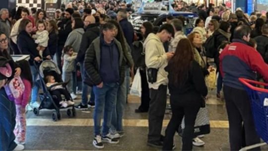 Milei pasó de Malvinas a patios de comidas de shoppings sin escalas: discuten en redes si las fotos tenían IA