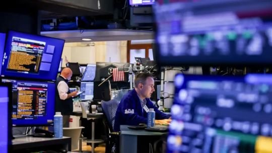 La Fed se prepara para subir la tasa mientras el petróleo afloja, pero sigue arriba de los US$ 100